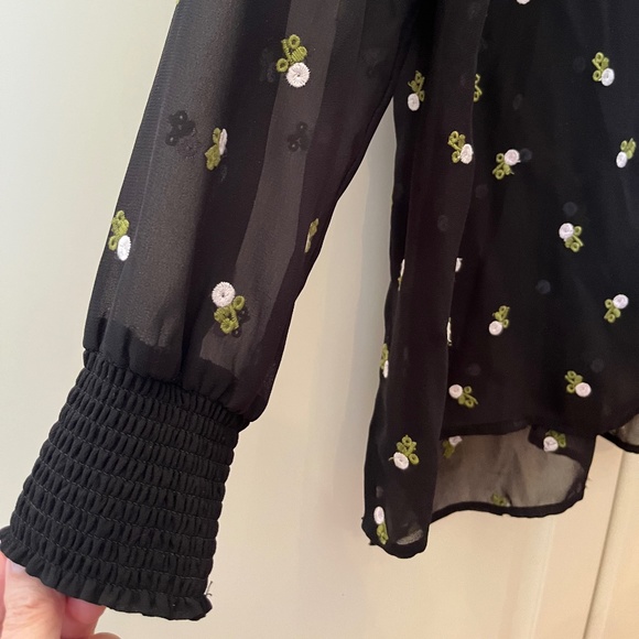 ✨NWOT✨ CAbi Embroidered Blouse - Sz S - Picture 7 of 9